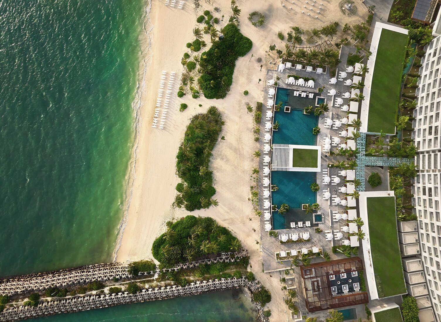 3 hồ bơi ngoài trời, mở cửa từ 8:00 đến 18:00, lều (phụ phí) 