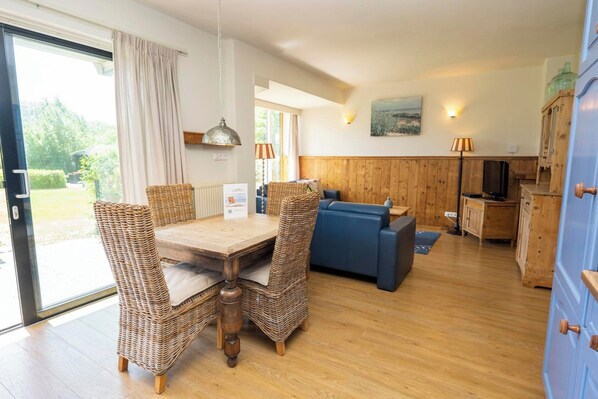 Apartment | Dining - Apartment in De Koog Near Texel Beach (De Koog)