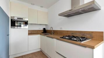 Apartment | Private kitchen | Electric kettle, toaster