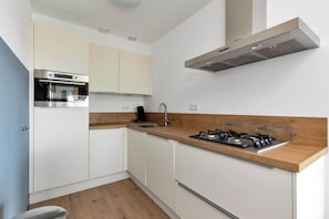 Apartamento | Cozinha privada | Chaleira elétrica, torradeira
