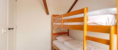 Apartment | 3 bedrooms, individually furnished, bed sheets