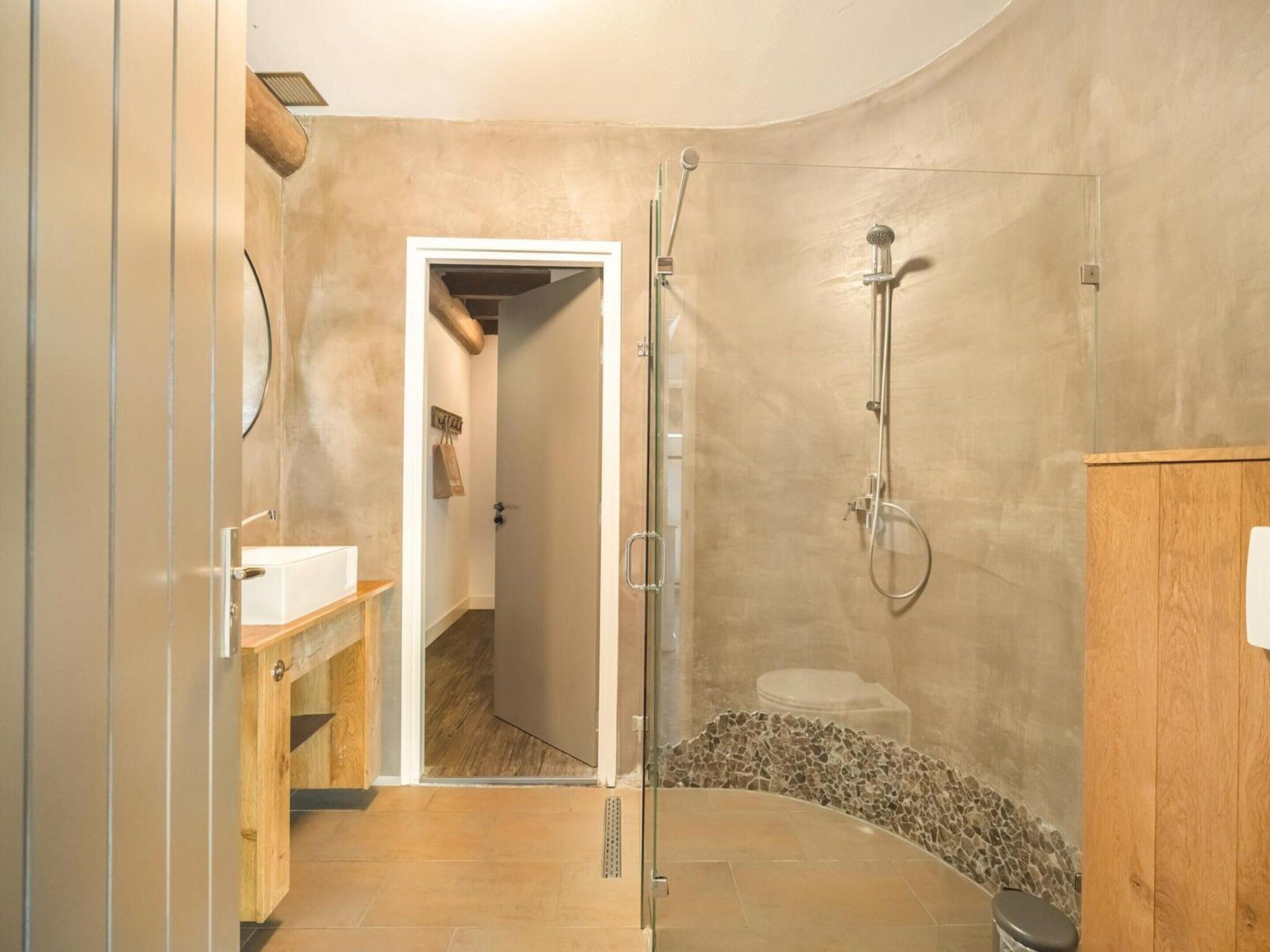 Ein Badezimmer mit Dusche, Toilette und Waschbecken.