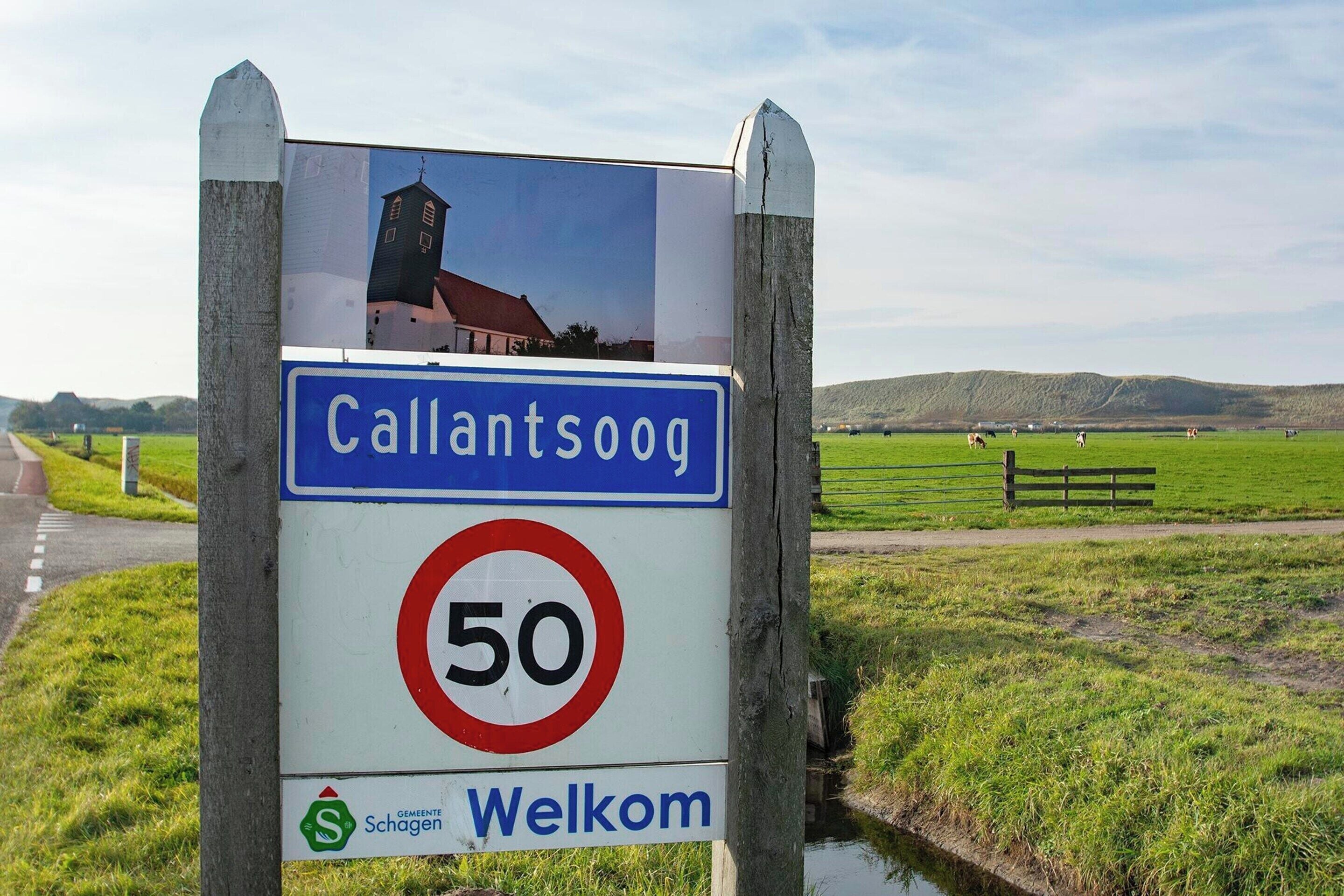 A welcome sign for Callantsoog with a speed limit of 50.