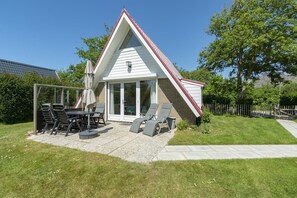 House | Outdoor dining - Radiant Seaside Holiday Home (Callantsoog)
