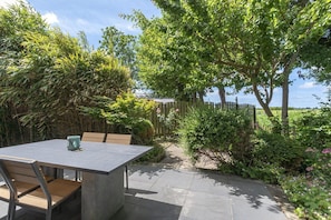 House | Outdoor dining - Elegant Holiday Home With Terrace (Burgerbrug)