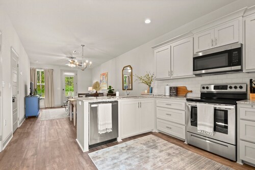 Charming 2-bedroom townhome in peaceful Watson 2 Bedroom 2.5 bath