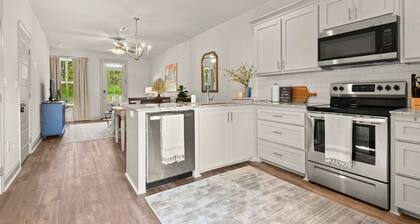 Charming 2-bedroom townhome in peaceful Watson 2 Bedroom 2.5 bath