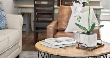 Charming 2-bedroom townhome in peaceful Watson 2 Bedroom 2.5 bath