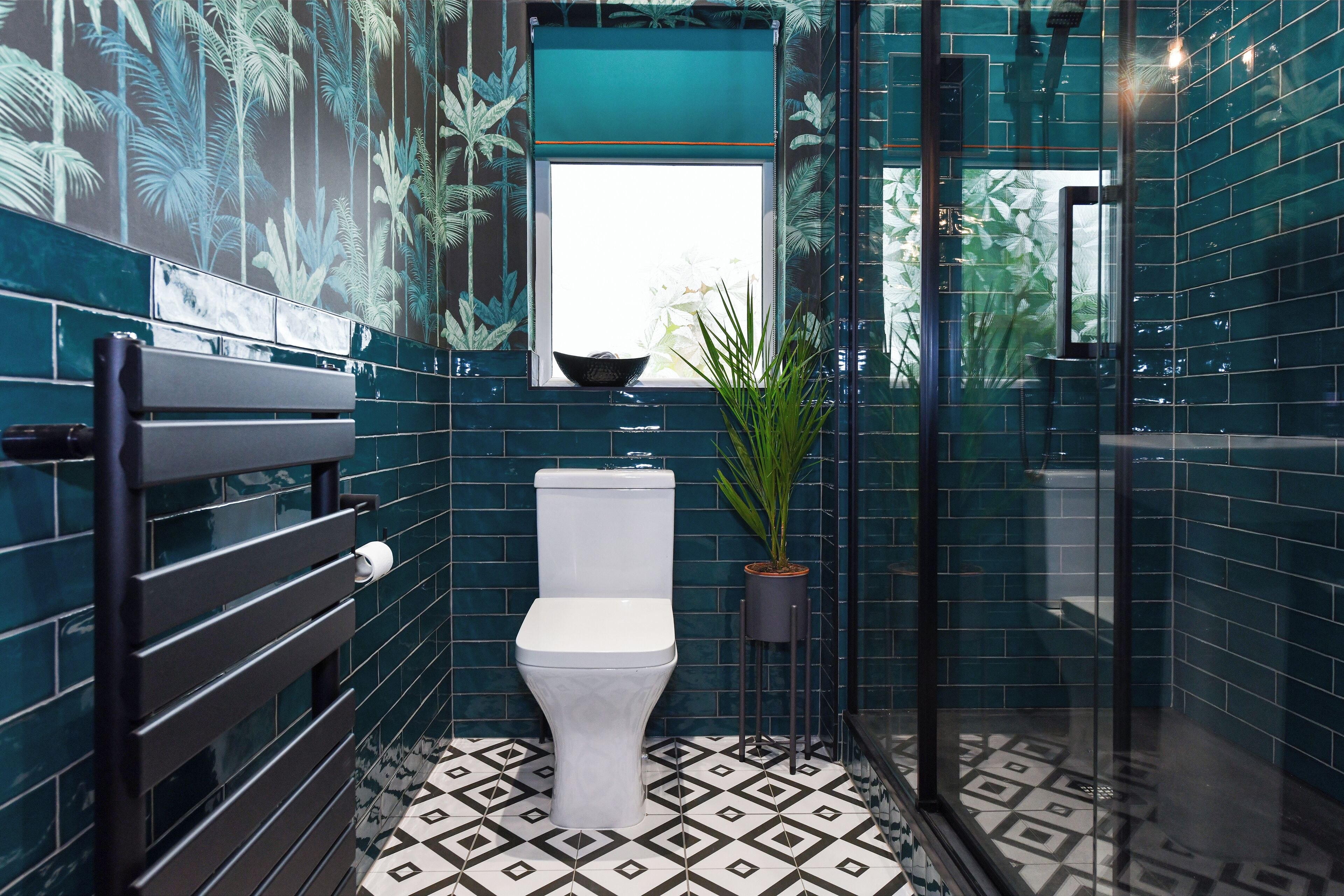 Ein Badezimmer mit Toilette, Waschbecken und Duschbereich.
