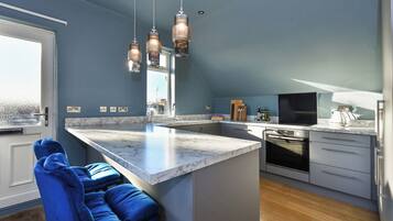 Apartment, 1 Bedroom | Private kitchen | Fridge, microwave, oven, stovetop