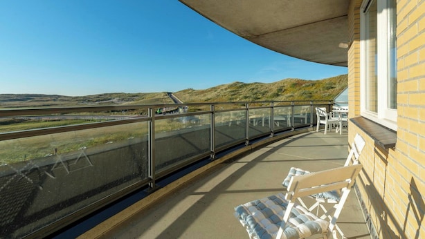 A balcony with a clear view of a road and distant hills. - Wijde Blick 206 Apartment in Callanstoog (Callantsoog)