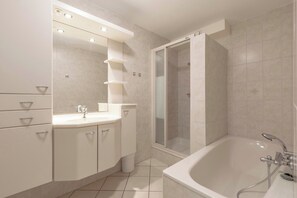 Apartment | Bathroom