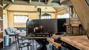 Tent | Private kitchen | Stovetop, electric kettle, toaster