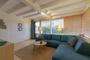 House | Living room - Attractive Holiday Home Close to Beach (Sint Maartensvlotbrug)