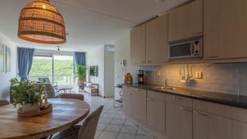 Apartment | Dapur peribadi | Cerek elektrik, pembakar roti, kerusi tinggi