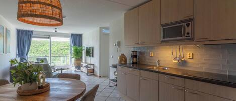 Apartemen | Dapur pribadi | Ketel listrik, pemanggang roti, dan kursi makan untuk bayi