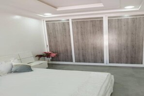 1 bedroom, free WiFi, bed sheets - Very large, air-conditioned room with private bathroom and balcony at the home stay (Thiès)