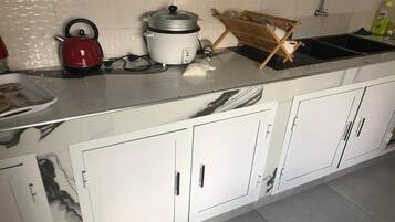 Réfrigérateur, micro-ondes, four, bouilloire électrique