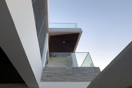 Très grande chambre spacieuse, clim avec sdb privative et balcon chez l’habitant