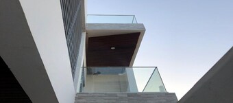 Very large, air-conditioned room with private bathroom and balcony at the home stay