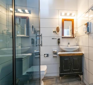 Economy Double Room | Bathroom | Shower, hydromassage showerhead, hair dryer, towels - Landhotel Engel & Kreuz (Gaggenau)