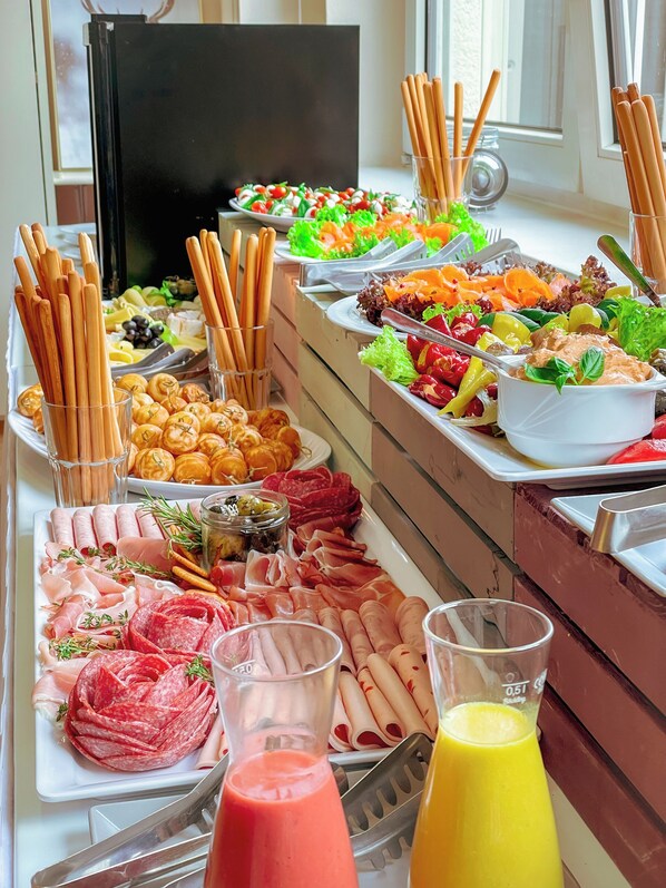 每日供應自助早餐 (每人 EUR12)