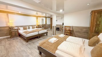 Comfort-Vierbettzimmer | Zimmersafe, Schreibtisch, laptopgeeigneter Arbeitsplatz