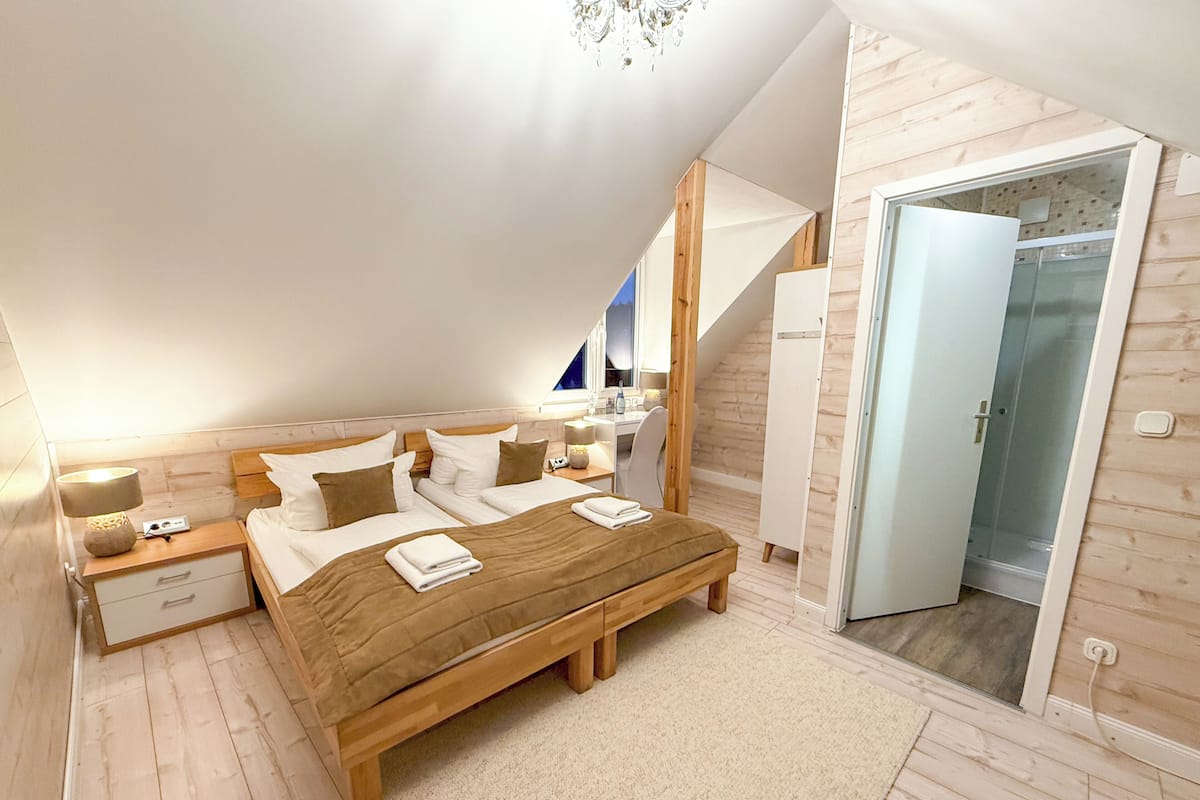 Economy Twin kamer, uitzicht op bergen | 1 slaapkamer, een kluis op de kamer, een bureau, een laptopwerkplek