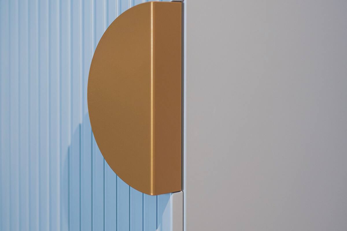 Una pared con líneas verticales y un objeto circular.