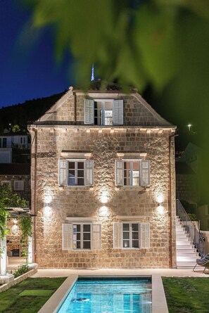 Front of property – evening/night - Spindler Luxury rooms by DuHomes (Dubrovnik)