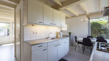 Bungalow | Private kitchen | Electric kettle, toaster