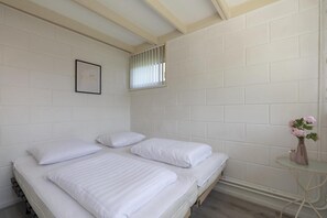 Bungalow | 3 bedrooms, bed sheets - Welcoming Bungalow With Garden (Sint Maartensvlotbrug)