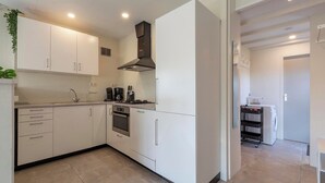 Rumah | Dapur pribadi | Ketel listrik, pemanggang roti, dan kursi makan untuk bayi
