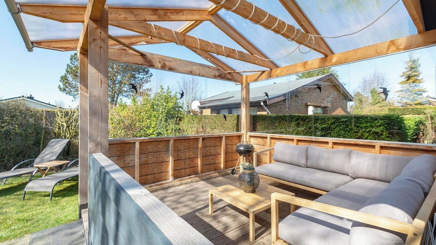 Bungalow in Sint Maartenszee Near Beach