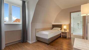 Standard Single Room, Private Bathroom | In-room safe, blackout drapes, soundproofing, free WiFi