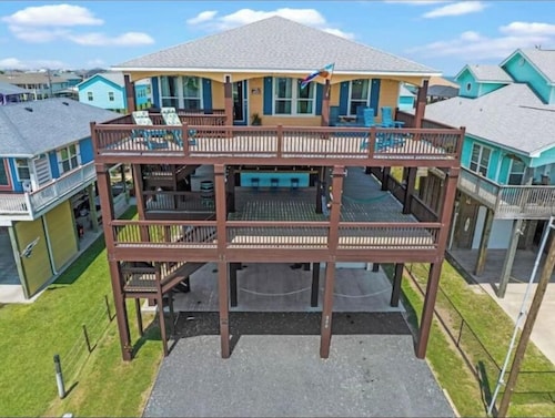 
4B3B Sleeps 12, Hot Tub, Golf Cart, Ocean View, Elevator, Huge Covered Deck,  