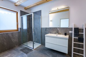 Dusche, Haartrockner, Bidet, Handtücher