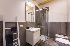 Shower, hair dryer, bidet, towels - Casa Corradini, by Go new Location (Carano)