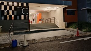 Un edificio moderno con fachada a cuadros y un cartel que dice "BLOCK C".