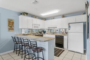 Microwave, oven, stovetop, dishwasher - Great condo walking to beach! (Panama City Beach)