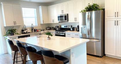 Modern Desert Gem, Boho Retreat, 2 Living Rooms, Sleeps 10