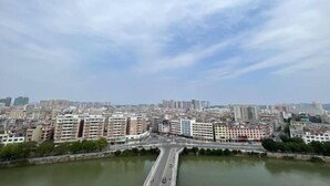 Un paisaje urbano con un río, puentes y rascacielos.