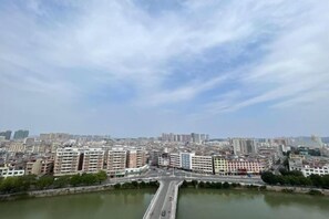 Eine Stadtansicht mit einem Fluss, Brücken und Wolkenkratzern.