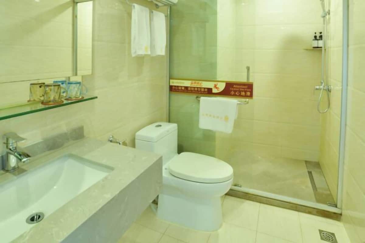 Un bagno con lavandino, WC e doccia.