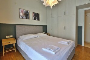 1 dormitorio, escritorio, tabla de planchar con plancha y cuna de viaje