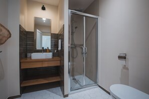 Hair dryer, towels, soap, shampoo - Magnificent villa with swimming pool in Ménerbes, Picasso's adopted village. (Menerbes)