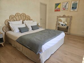 4 bedrooms, iron/ironing board, WiFi, bed sheets