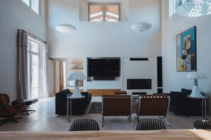 Living area - Magnificent villa with swimming pool in Ménerbes, Picasso's adopted village. (Menerbes)