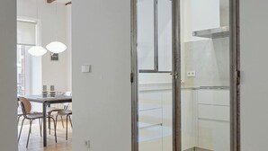 Uma cozinha moderna com uma porta de vidro deslizante que dá para uma área de refeições.