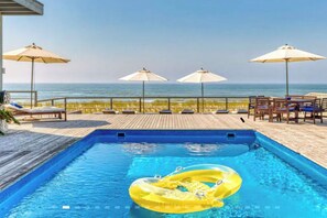 Utendørsbasseng og et oppvarmet basseng